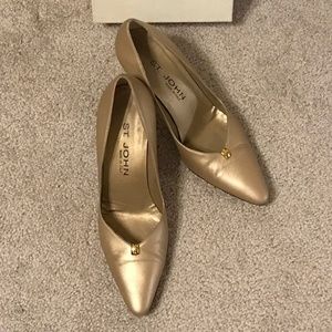ST JOHN Gold Metallic Pumps
